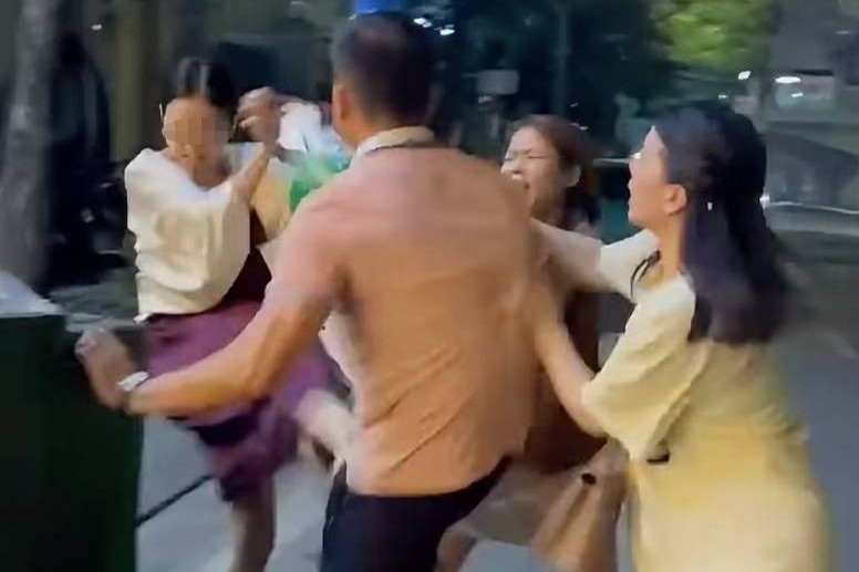 Cong an dieu tra vu tai xe Lexus treu gheo, hanh hung co gai giua pho hinh anh