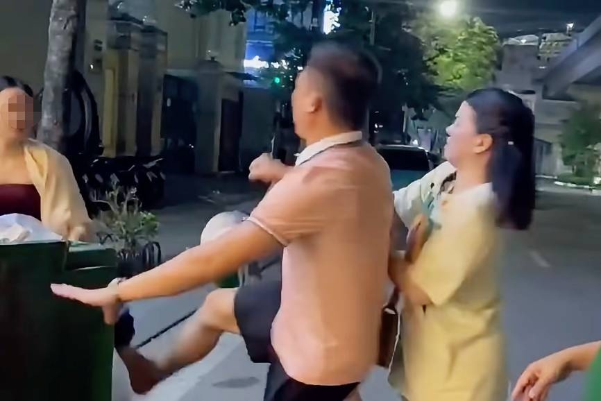 Nhom nguoi chui boi, tan cong hai co gai sau khi treu gheo bat thanh hinh anh
