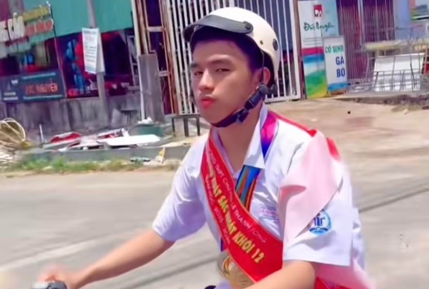 Nam sinh deo triu co huy chuong, phan thuong sau le be giang gay sot hinh anh