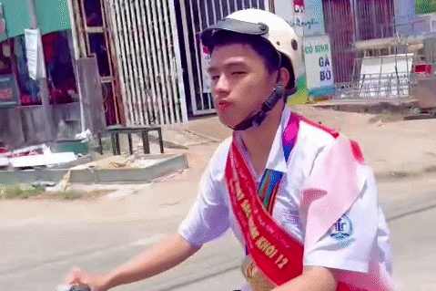 Danh tinh 'con nha nguoi ta' deo huy chuong triu co sau le be giang hinh anh