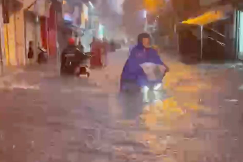 Con mua dong bien nhieu tuyen pho o Ha Noi thanh 'song' hinh anh