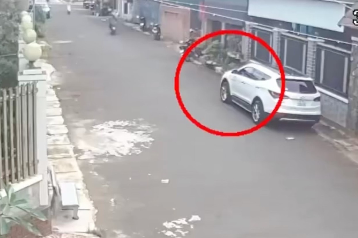 Be trai 12 tuoi len lai xe hoi cua nguoi phu nu la hinh anh