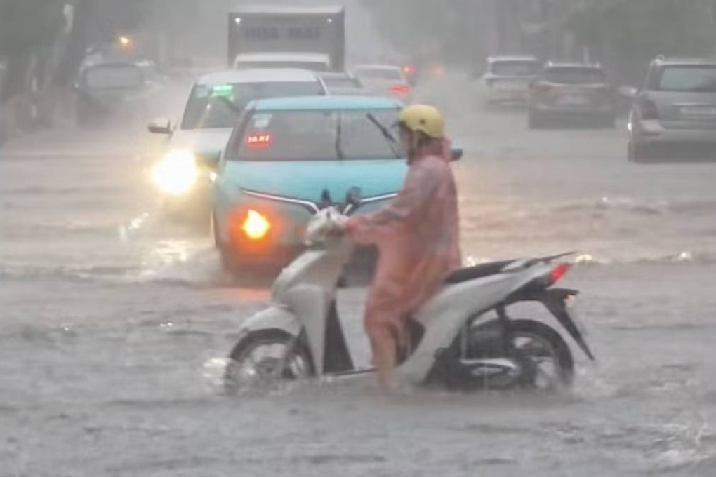 Duong pho Nha Trang hoa song sau mua lon hinh anh