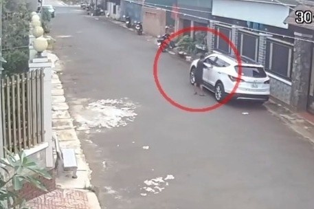 De quen chia tren xe, chu oto ta hoa khi be trai 12 tuoi lai xe di hinh anh
