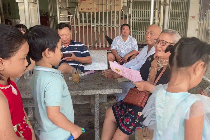 Ba U70 o TP.HCM cam xap so do, phat cho 10 chau noi ngoai gay 'bao' hinh anh
