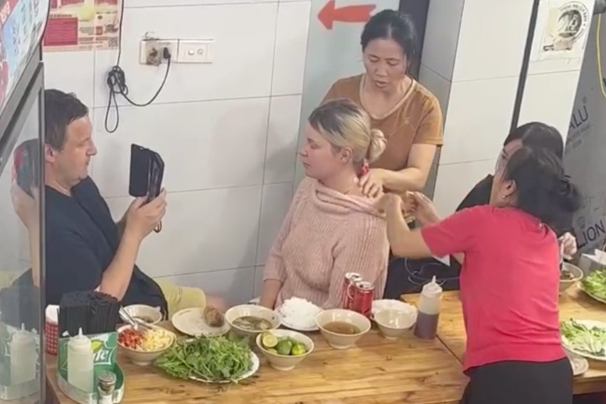 Co gai Tay bi choang o quan bun cha, duoc nhan vien xoa bop, boi dau hinh anh