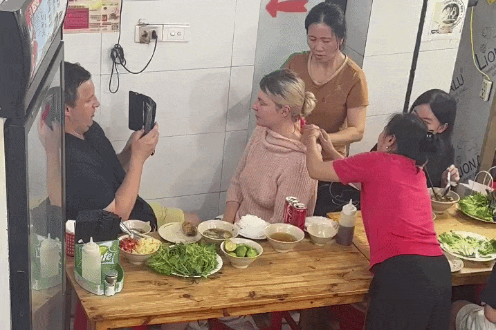 Canh nhan vien quan bun cha boi dau, xoa bop cho khach Tay gay sot MXH hinh anh