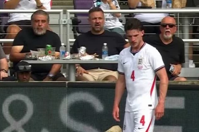 Canh 'an nhau' o tran dau truoc World Cup gay phan no hinh anh