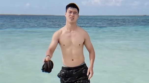 Duy Manh gay sot khi khoe body tren bien hinh anh
