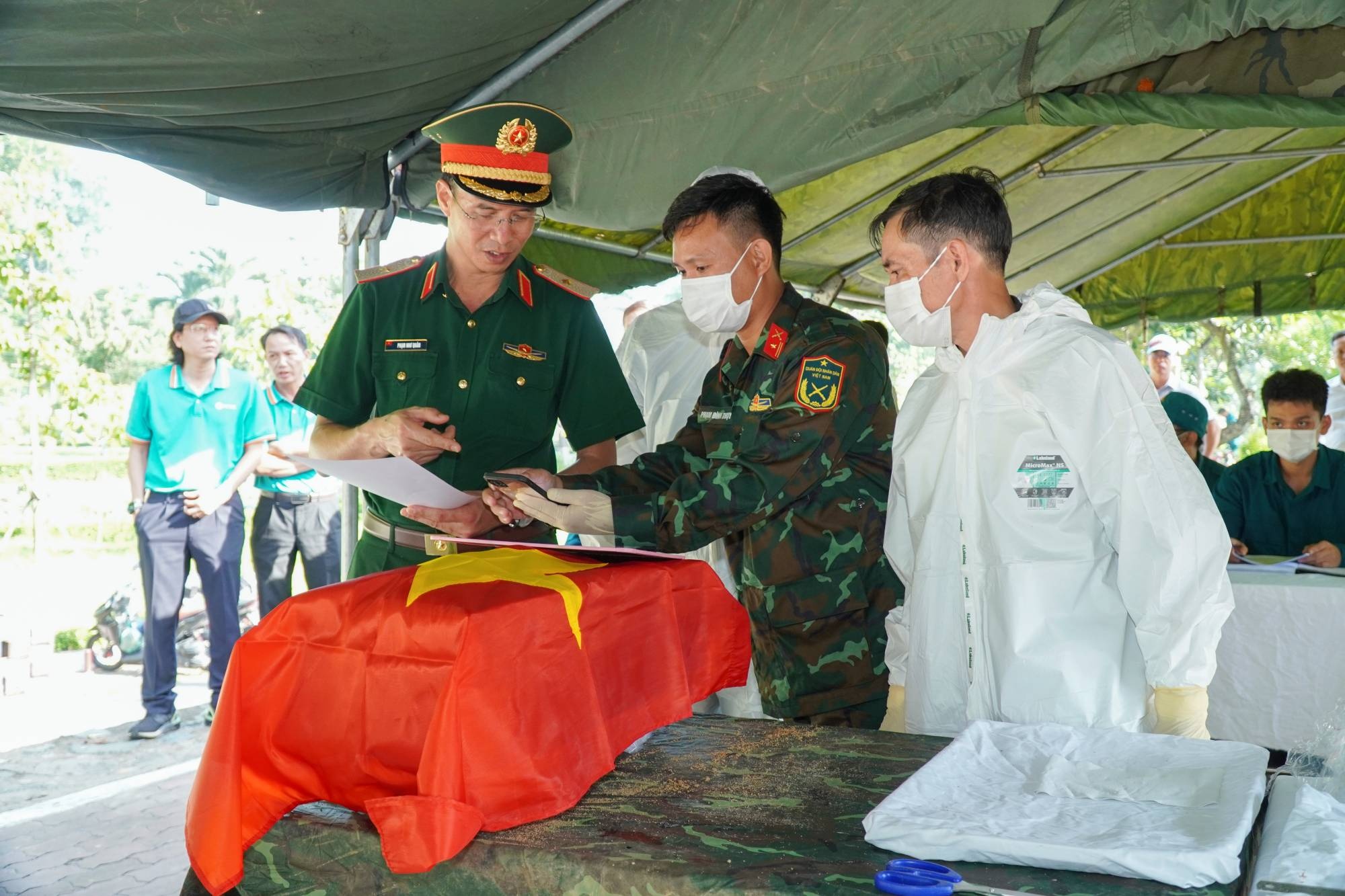 TP.HCM lap 12 doi lay mau ADN hai cot liet si de xac dinh danh tinh hinh anh