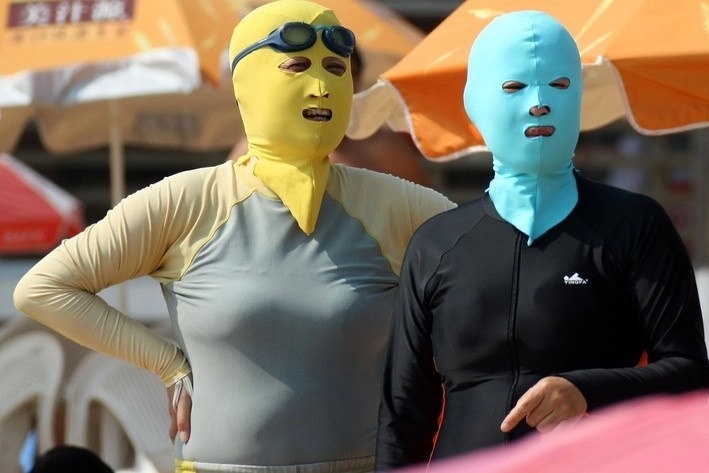 Vi sao nguoi Trung Quoc mac bikini, deo mat na di bien? hinh anh