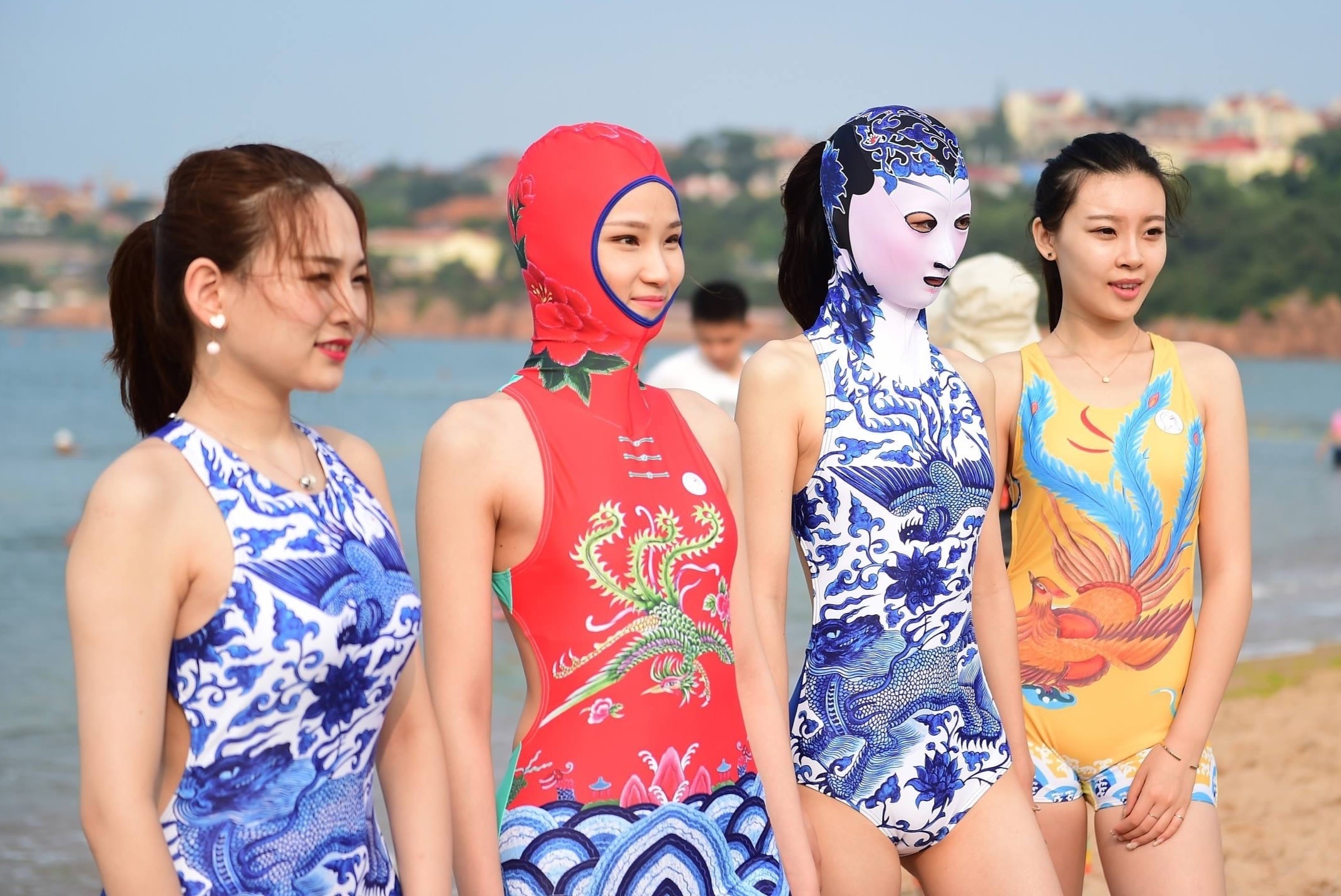 Vi sao nguoi Trung Quoc mac bikini, deo mat na di bien? hinh anh