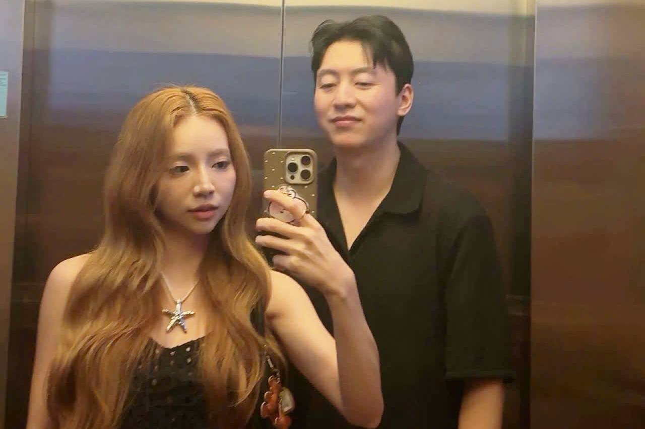 Den lam toc mien phi, co gai cuoi luon chu salon nguoi Han hon 10 tuoi hinh anh