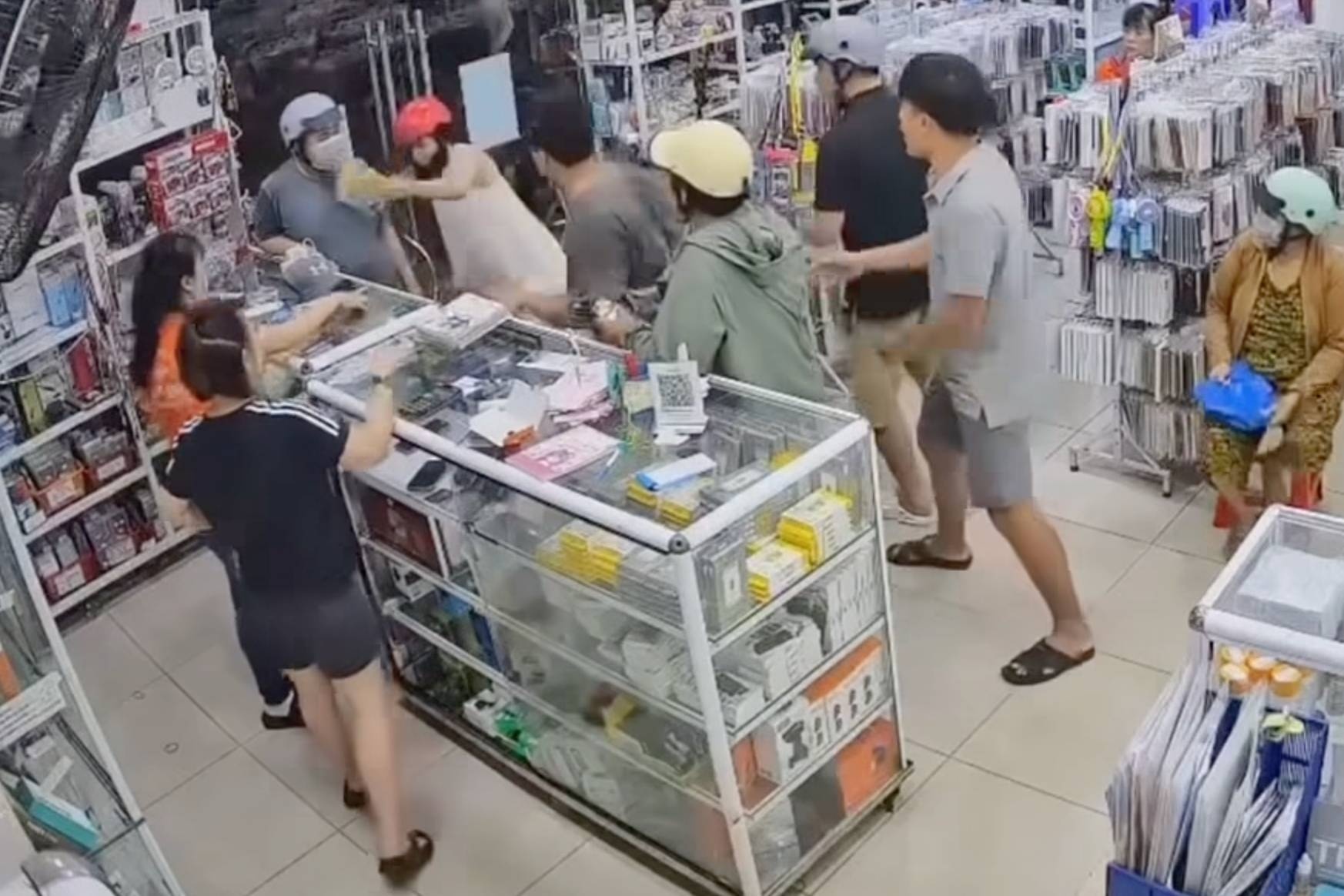 Thanh nien xo cua lam nga be gai, danh luon nguoi me khi bi chat van hinh anh