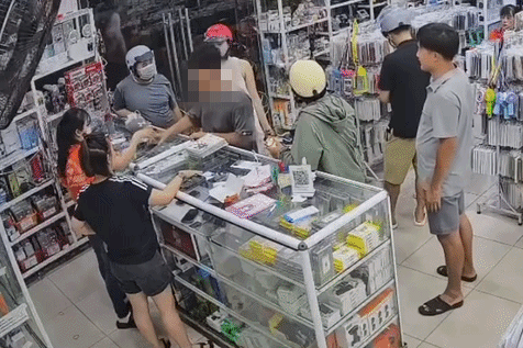 Thanh nien xo cua trung be gai, danh luon nguoi me khi bi phan ung hinh anh