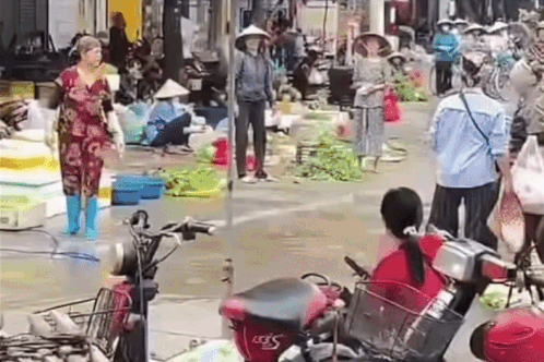 Cong an xac minh chu cua hang hai san xit nuoc vao mat cu ba ban rau hinh anh