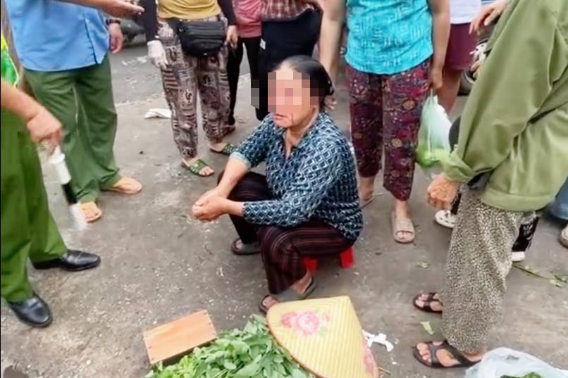 Cong an xac minh chu cua hang hai san xit nuoc vao mat cu ba ban rau hinh anh
