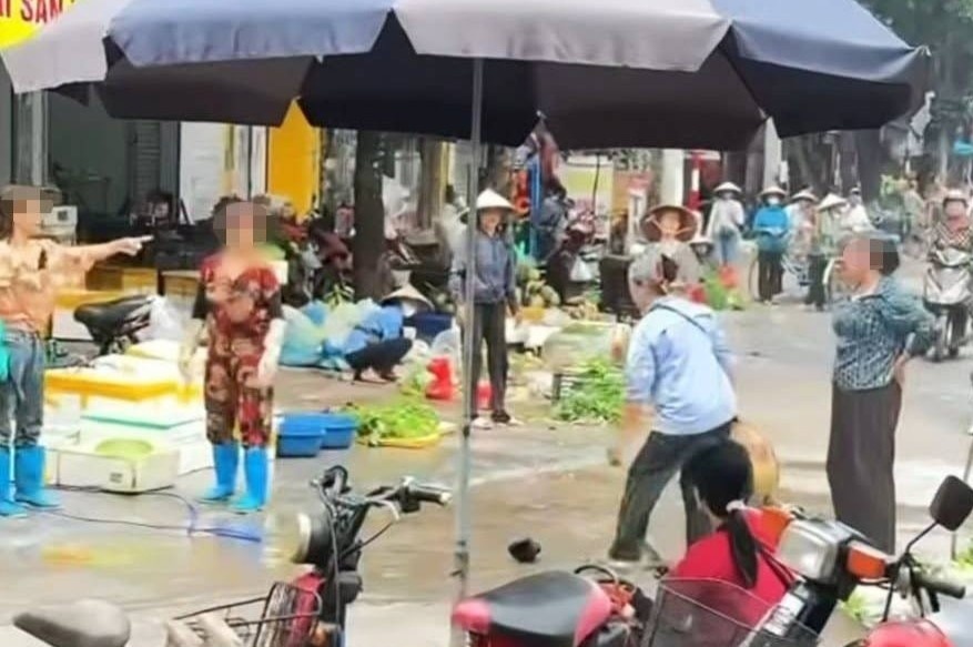 Cu ba ban rau bi chu cua hang hai san xit nuoc thang mat hinh anh