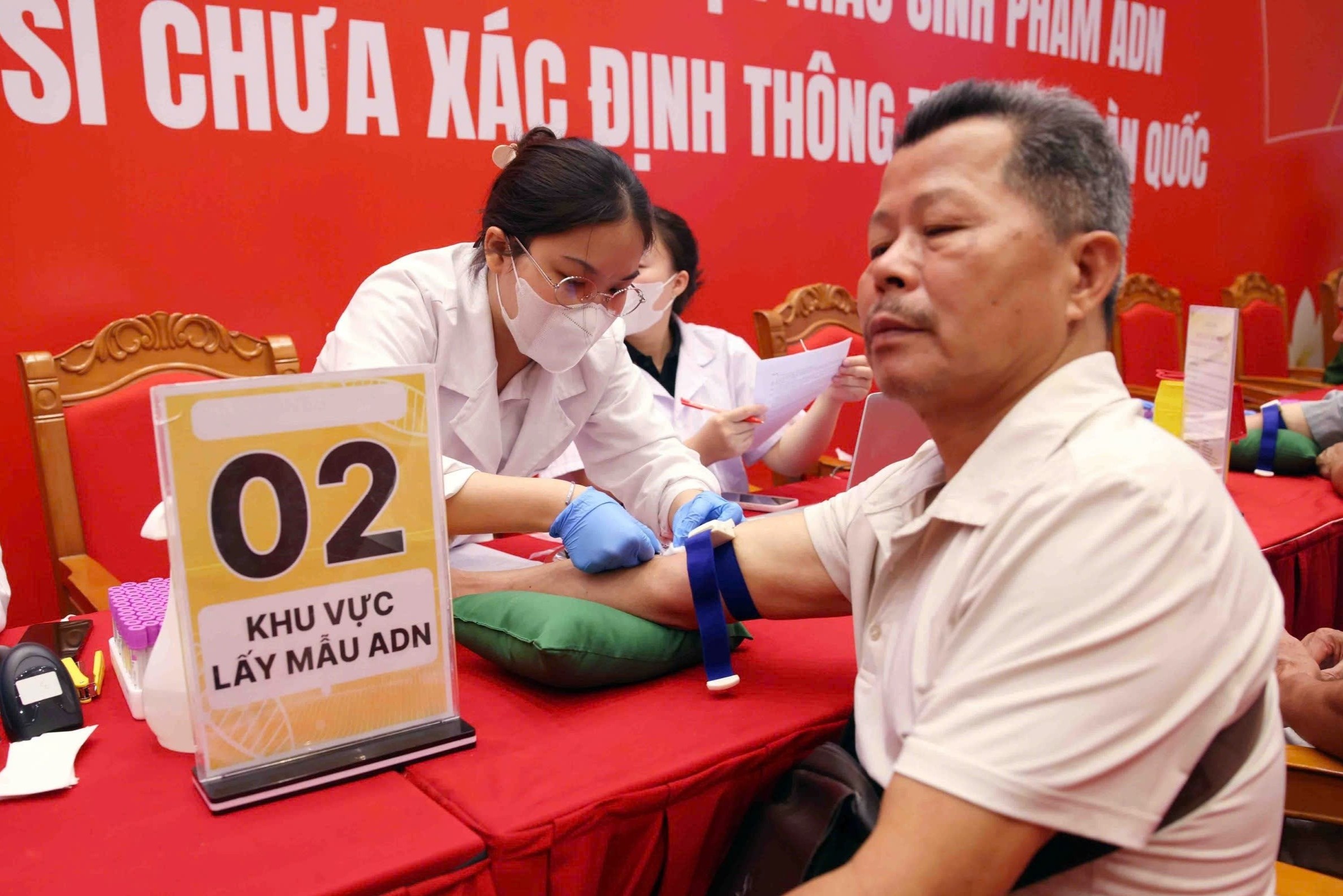Bo Cong an lay 300.000 mau ADN, day nhanh xac dinh danh tinh liet si hinh anh