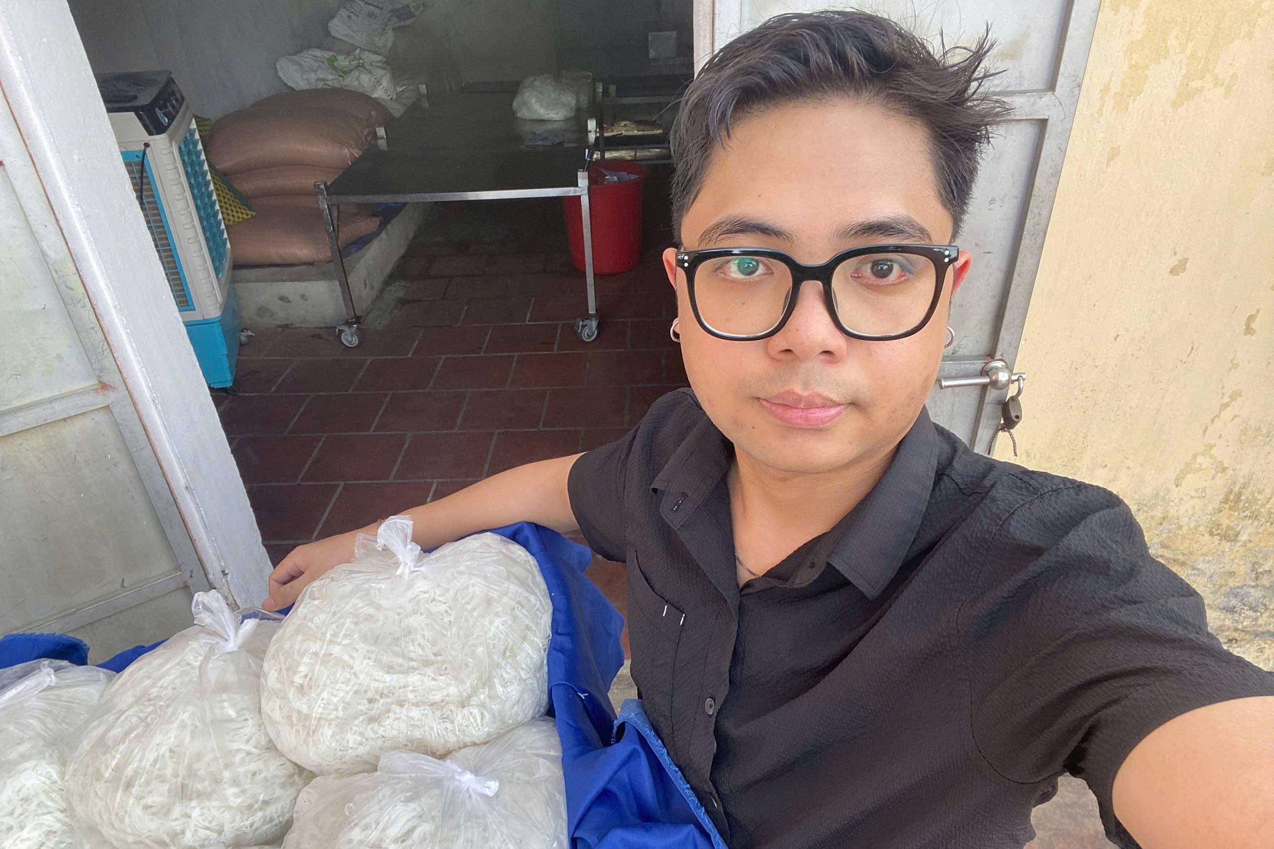Cu nhan Bach khoa bo viec IT, ve que ban 200 kg bun/ngay hinh anh