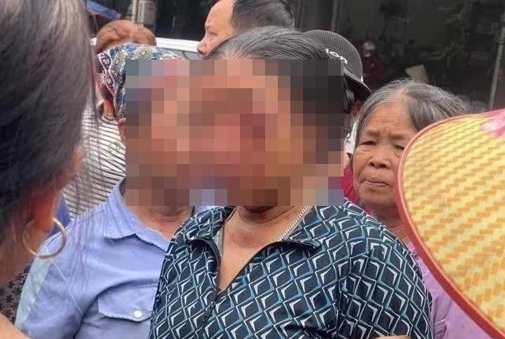 Tinh trang nguoi ban rau bi chu quan hai san xit nuoc chay mau mat hinh anh