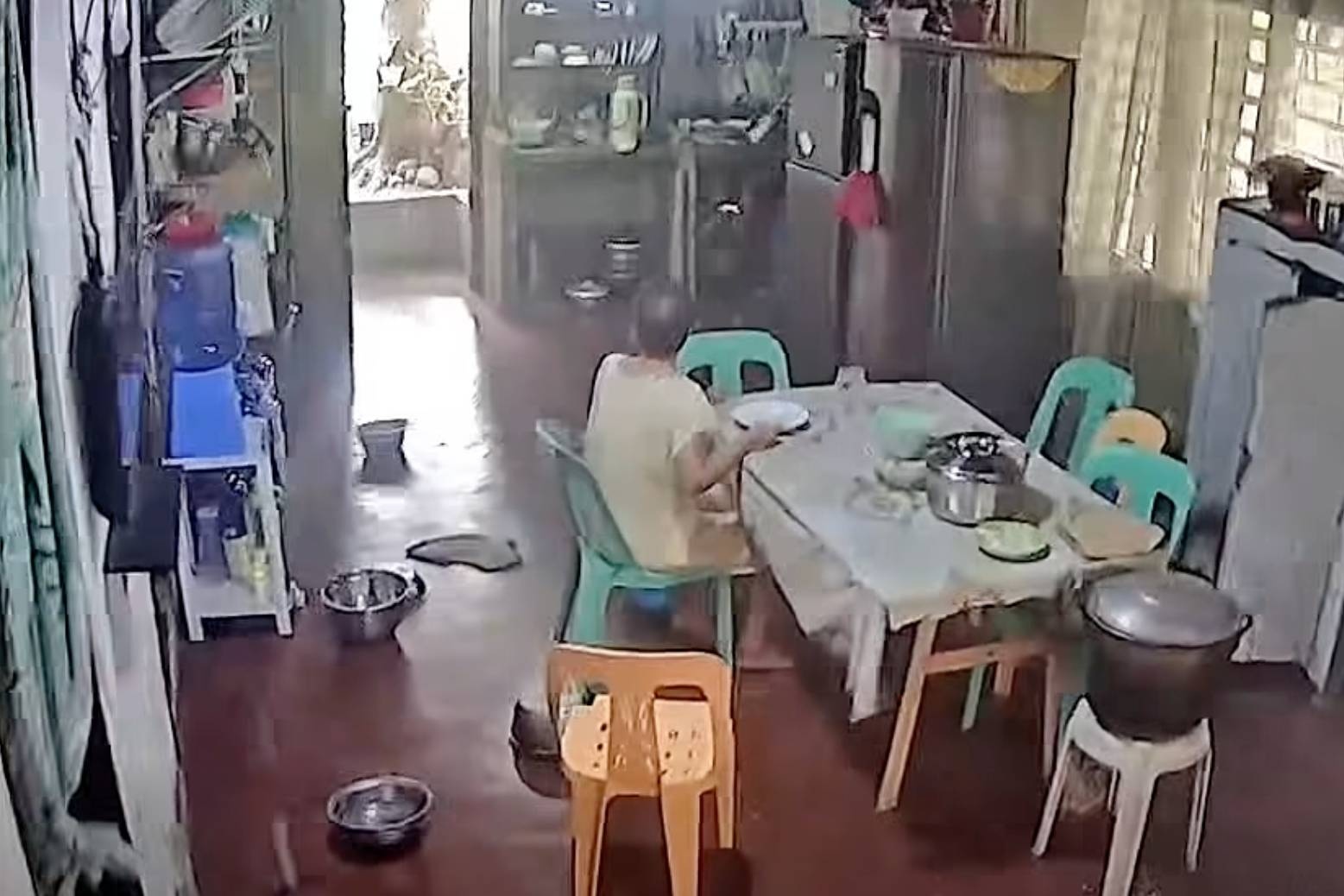 Cu ba bi bo lai trong nha giua tran dong dat hinh anh