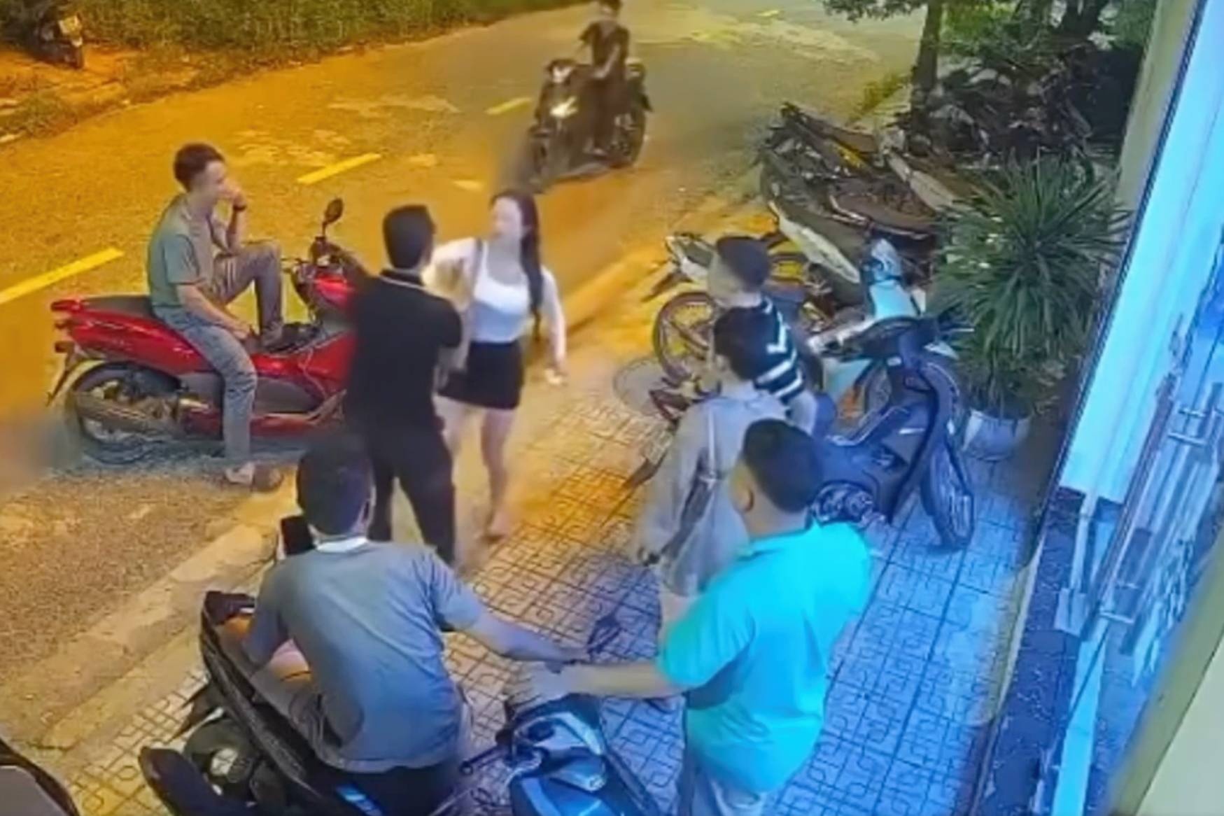 Dien bien moi vu nguoi dan ong tat co gai truoc cua quan karaoke hinh anh