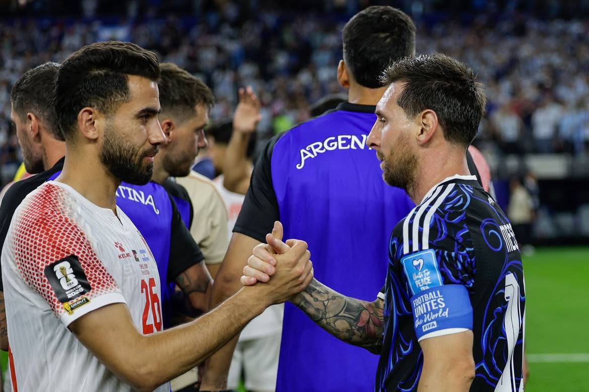 Bi loai khoi World Cup, cau thu Jordan van hao hung duoc bat tay Messi hinh anh