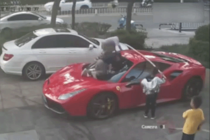Sieu xe Ferrari bi dam tre hang xom choc pha, bien thanh cau truot hinh anh