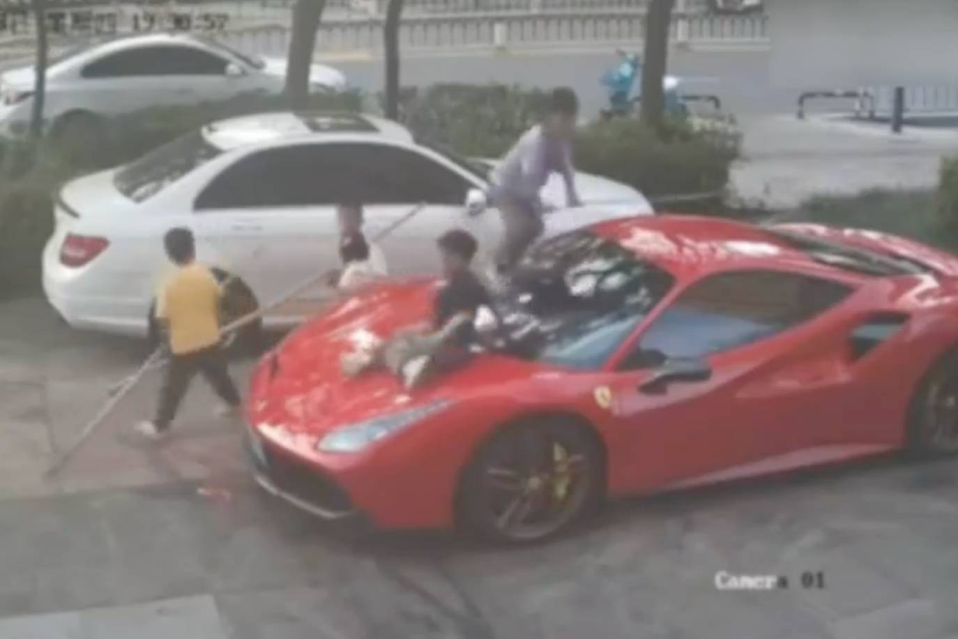 Nhom tre em treo len xe Ferrari choi dua gay hu hong hinh anh