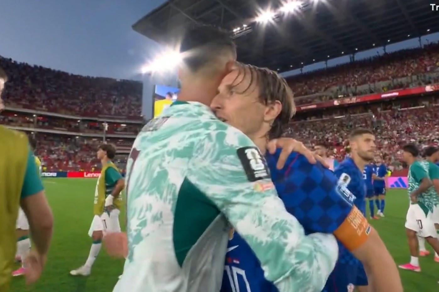Cai om gay bao mang xa hoi cua Ronaldo va Modric hinh anh