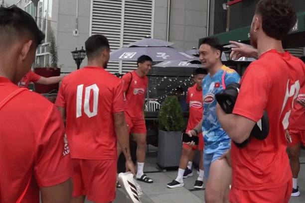 Phan ung hai huoc cua Xuan Son khi Ronaldo ghi ban hinh anh