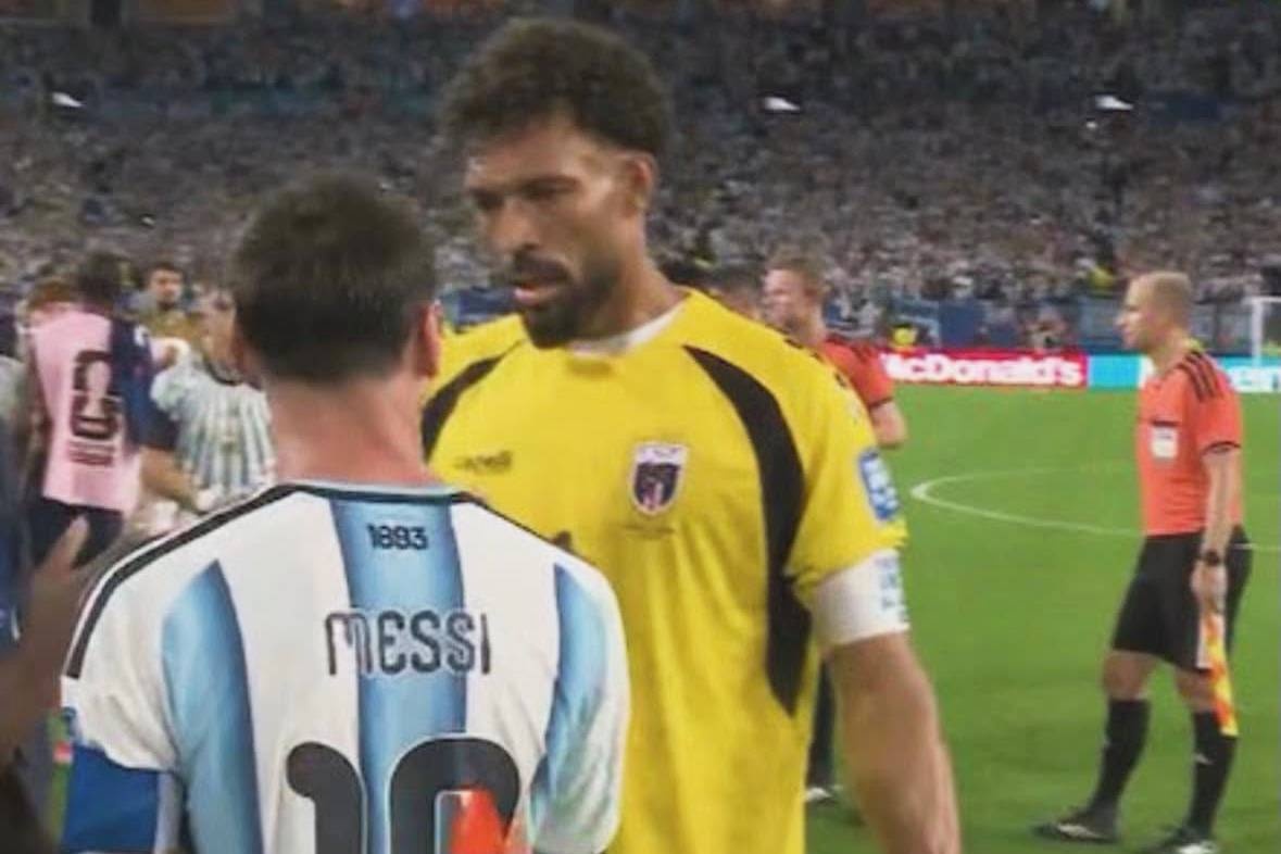 Cai om gay bao mang cua Messi va thu mon Vozinha hinh anh