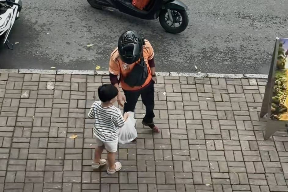 Man tuong tac gay bao cua shipper TP.HCM va em be 4 tuoi hinh anh