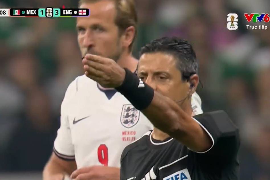 Anh mat cua Harry Kane khi bi thoi penalty gay bao mang hinh anh