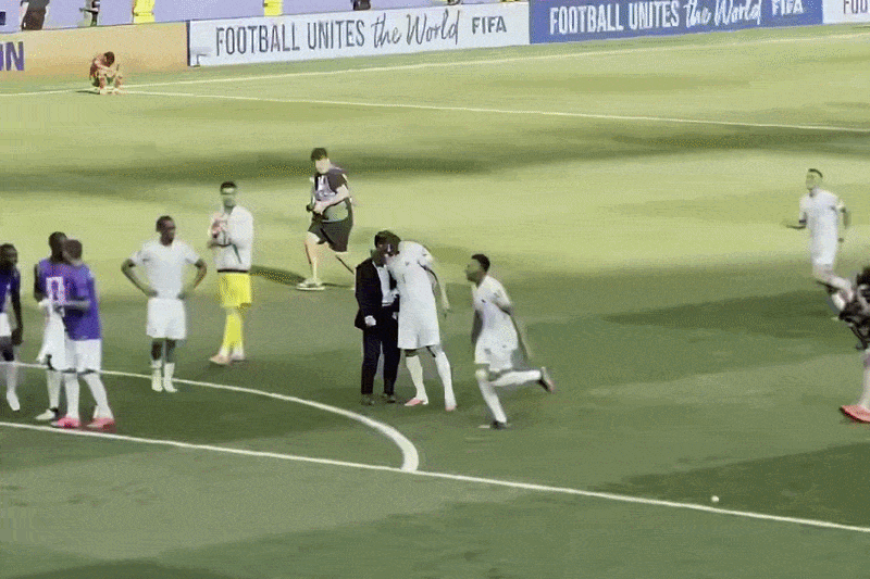 Canh cau thu Phap cho 'do doc' Mbappe ra hieu an mung gay cuoi hinh anh