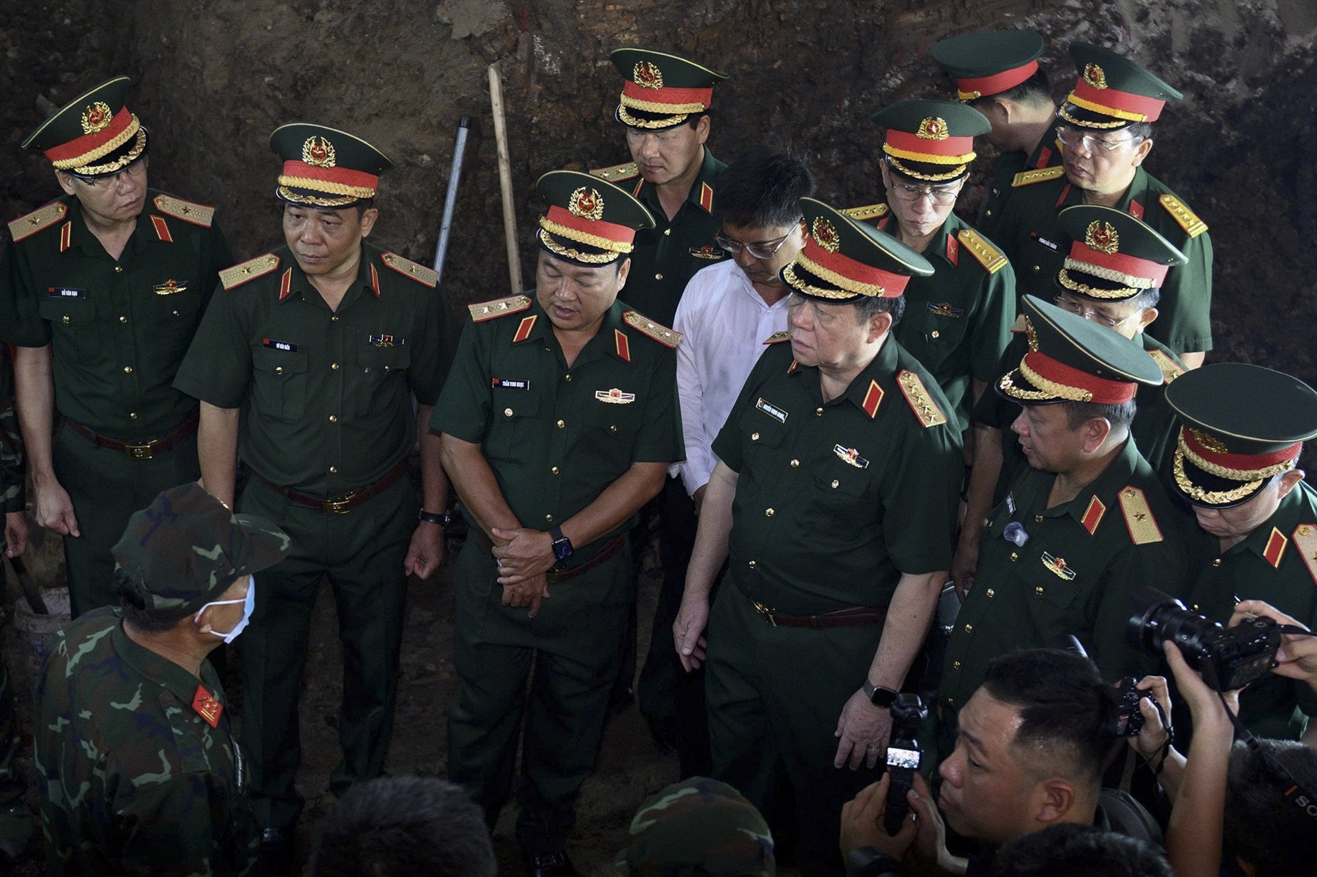 Đại tướng Nguyễn Trọng Nghĩa kiểm tra việc tìm hài cốt liệt sĩ ở CV Lê Thị Riêng