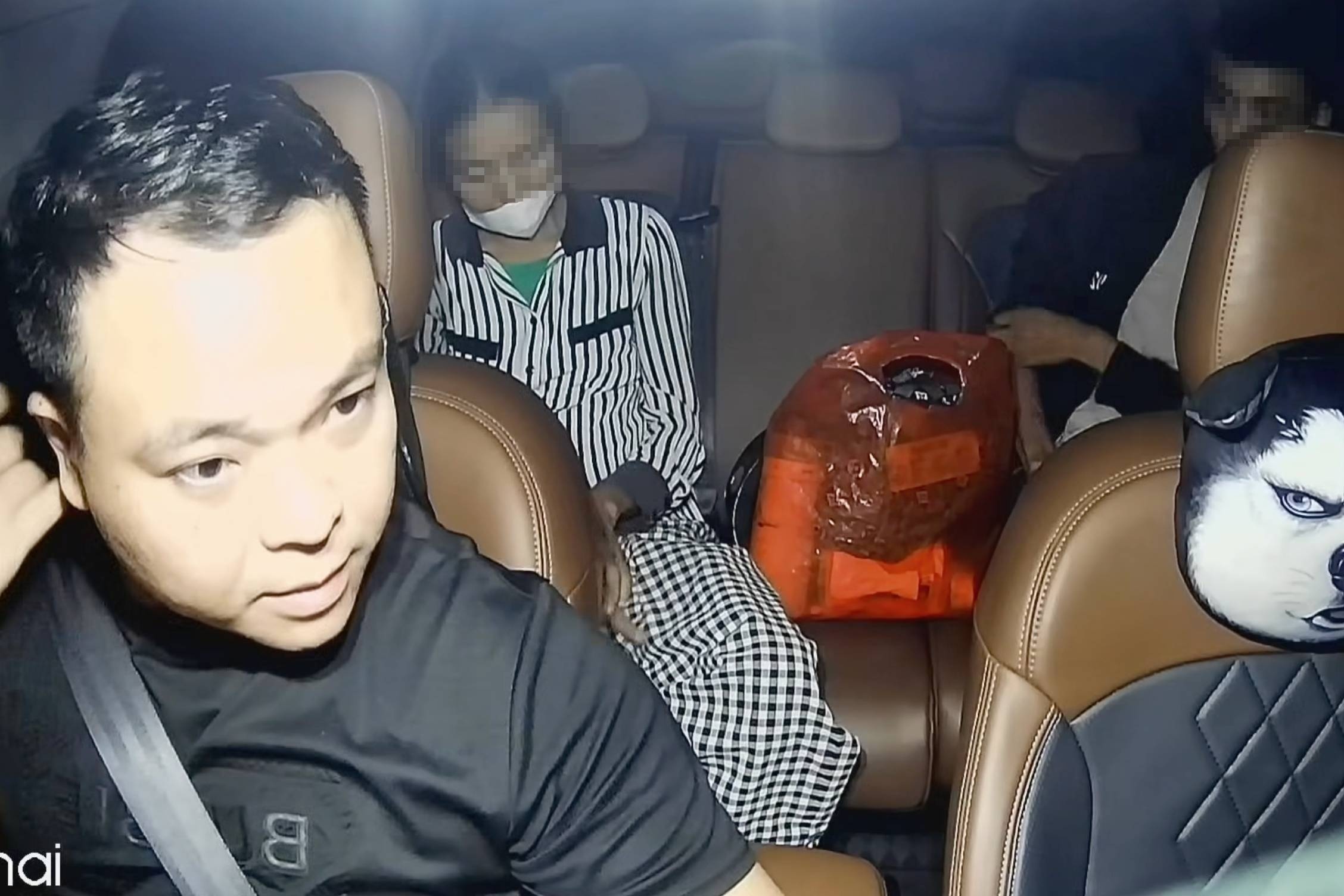 Tai xe taxi tu choi lay tien sau cuoc xe cho 2 me con di chay than hinh anh