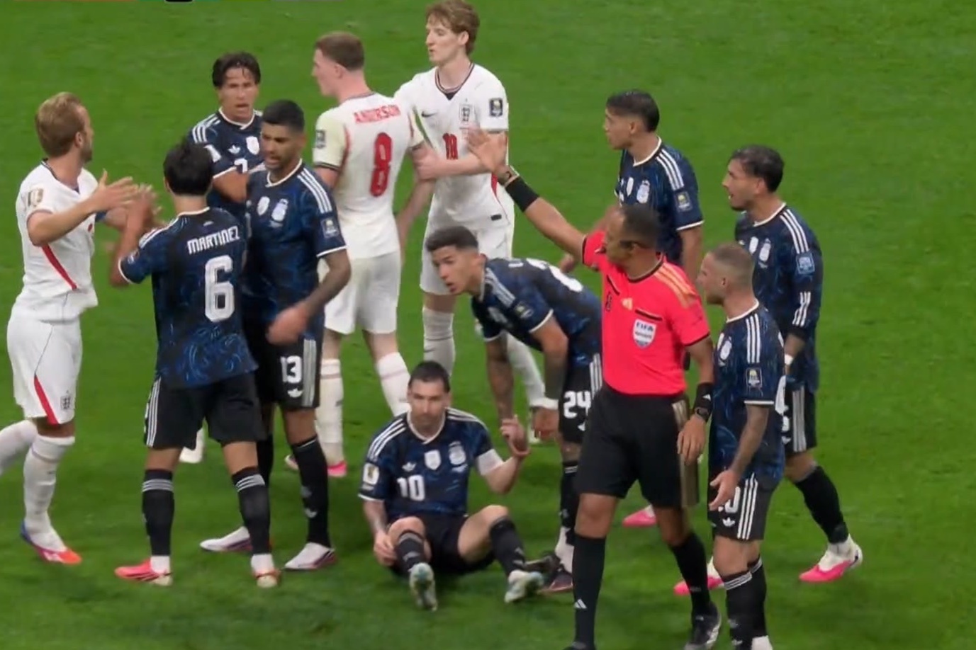 Messi bị phạm lỗi, cả đội Argentina lao ra 'nói chuyện phải trái'