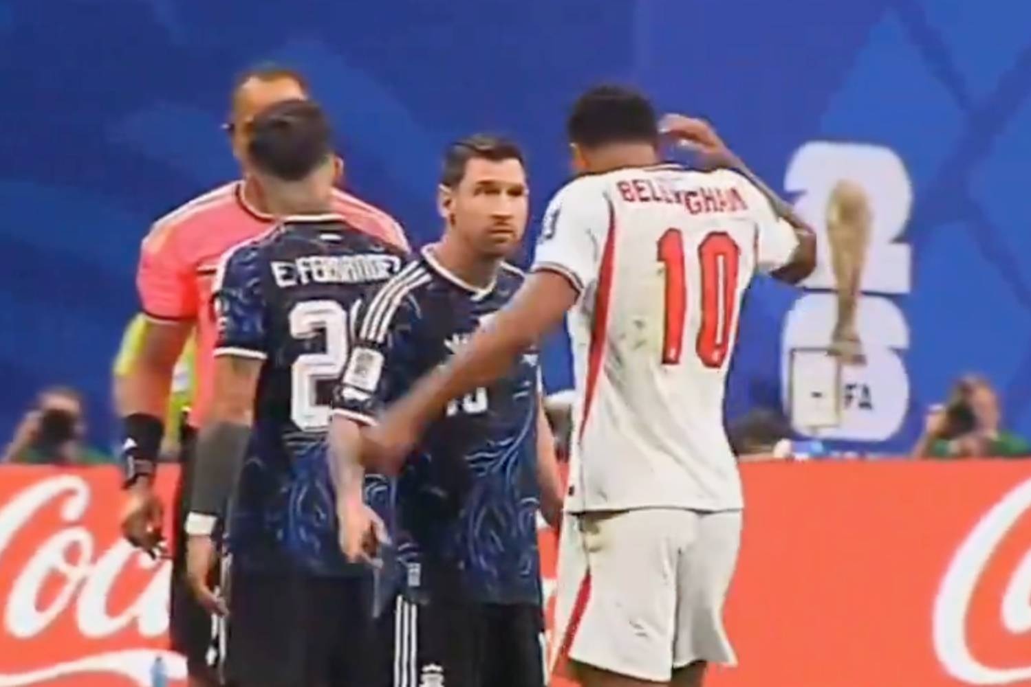 Khoảnh khắc Bellingham và Messi đấu khẩu gay gắt