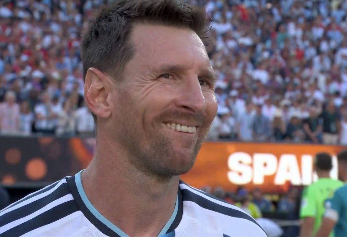Messi cười chua chát