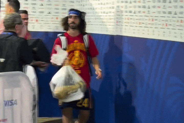 Cucurella xách cúp vô địch World Cup về bằng túi nylon