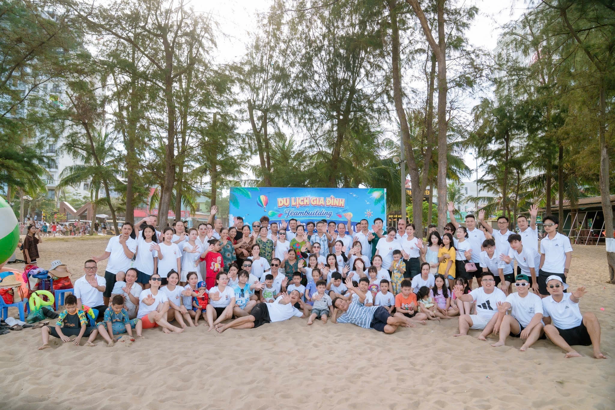 Gia đình 100 người góp 300 triệu đi du lịch hè, thuê 3 căn biệt thự