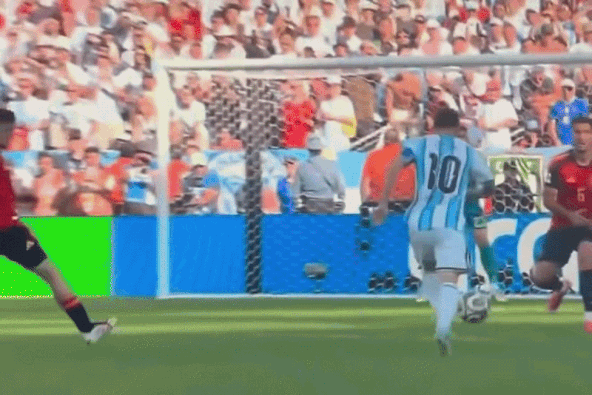 Cận cảnh Messi sút bóng thẳng mặt tiền vệ Tây Ban Nha