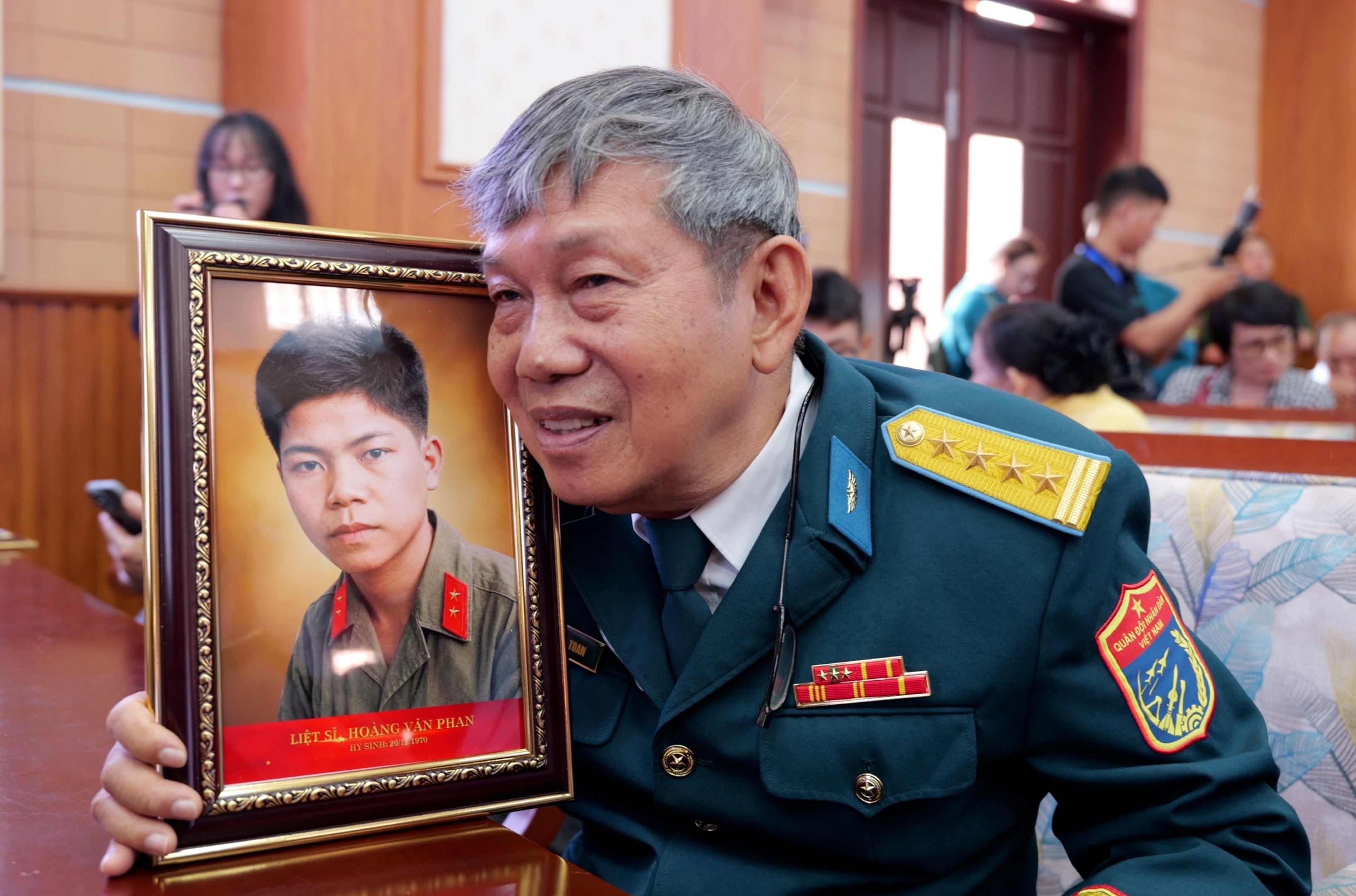 Em trai liệt sĩ: 'Anh có bạn gái, nhưng chưa một lần dám nắm tay'