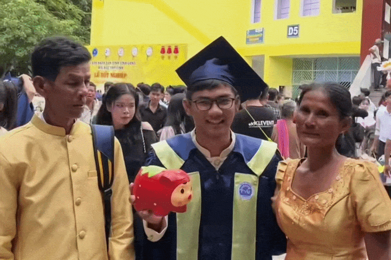 Chàng trai Khmer khiến bố mẹ bật khóc vì món quà ngày tốt nghiệp