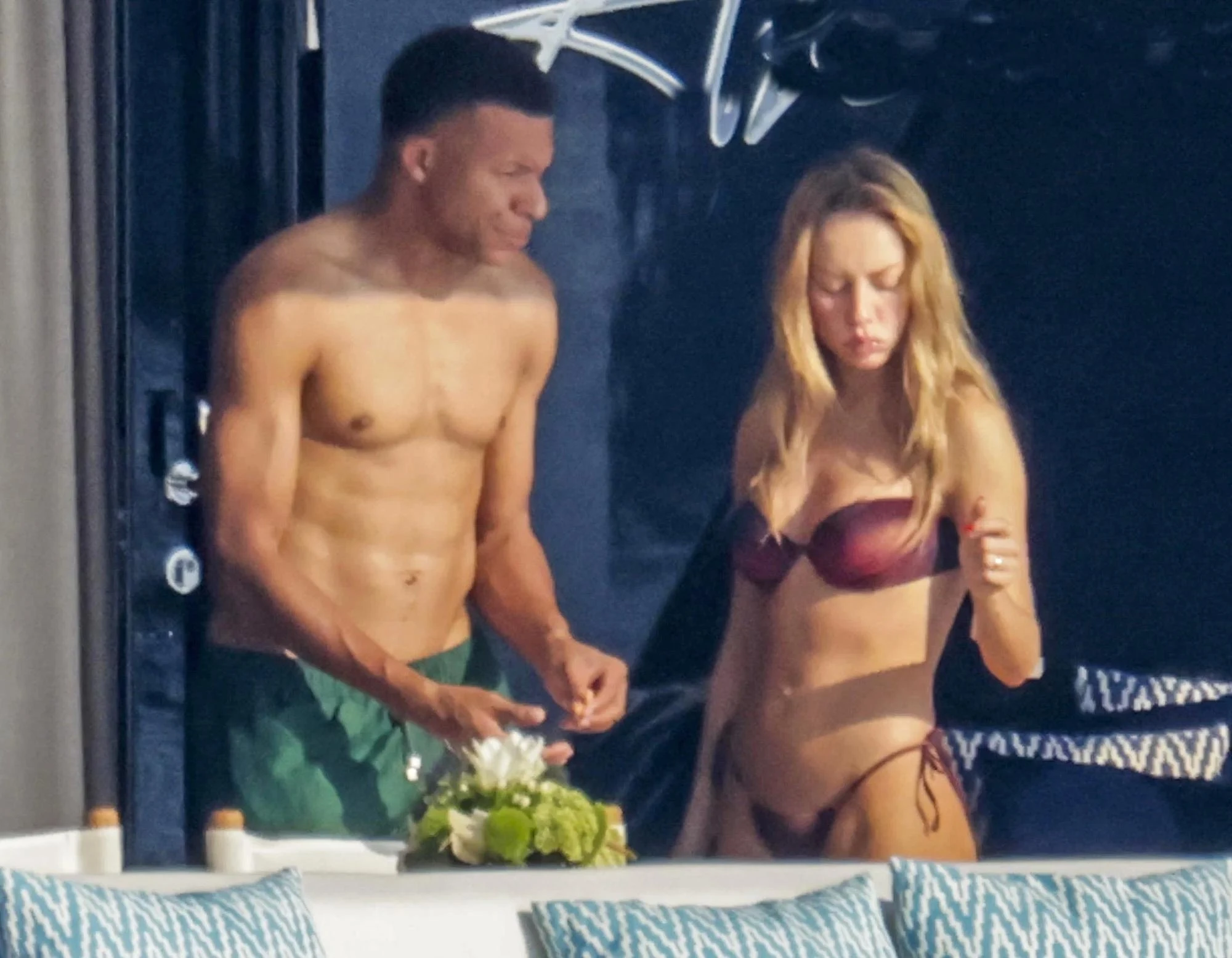 Mbappe tình tứ với bạn gái trên du thuyền