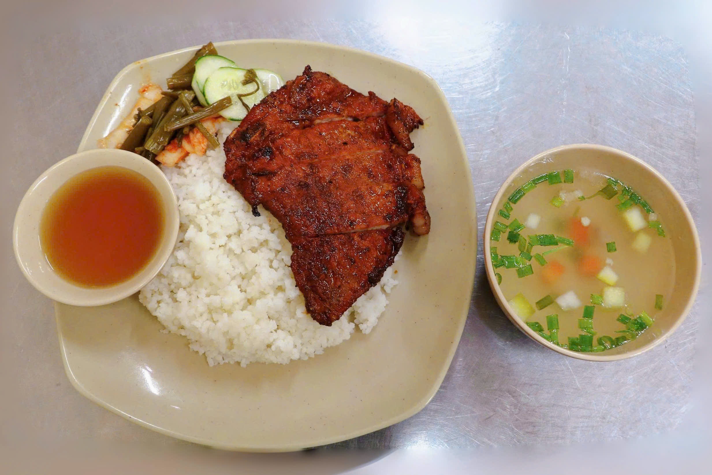 Cơm tấm, bún bò ở TP.HCM hạ giá