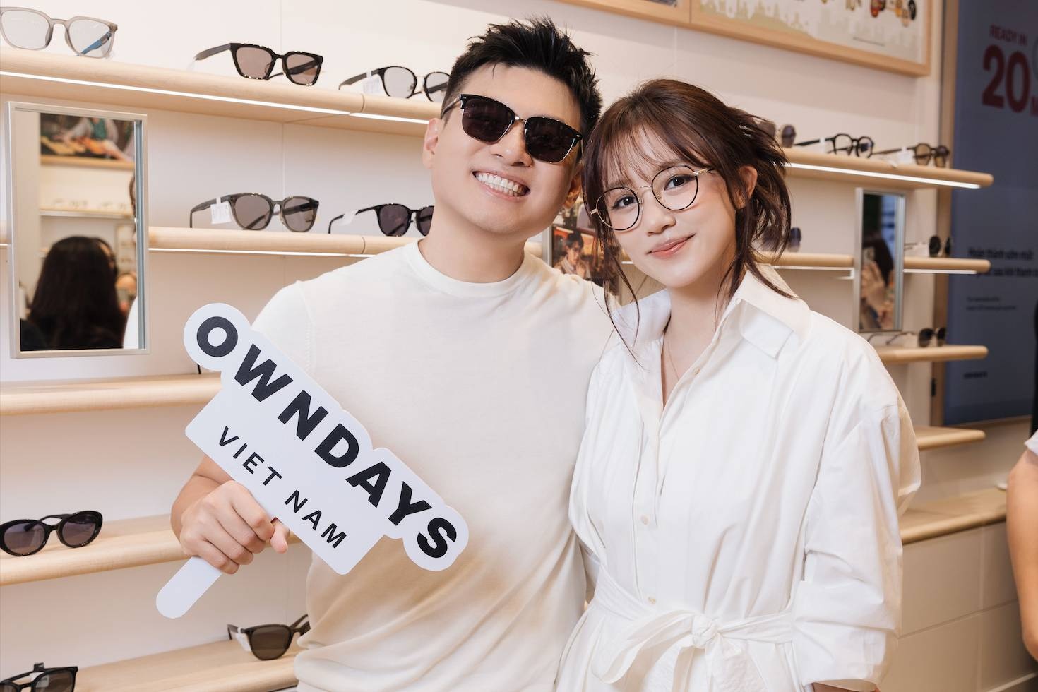 Vợ chồng Salim rạng rỡ ở sự kiện kỷ niệm 10 năm OWNDAYS Việt Nam