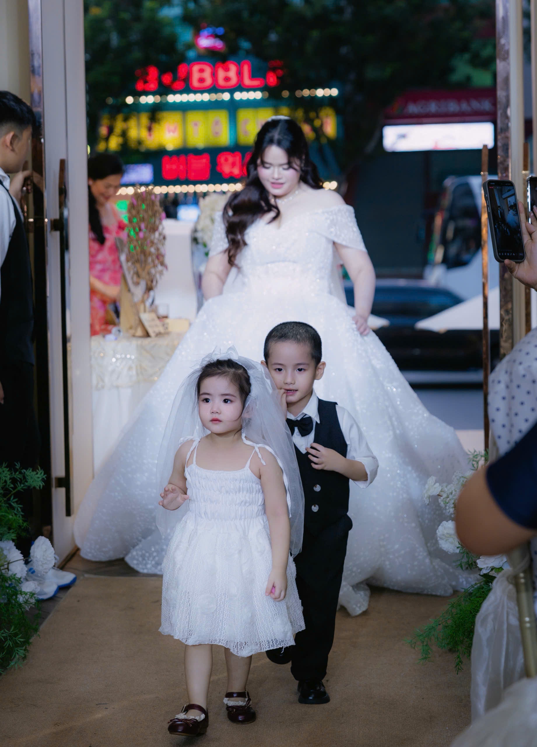 ho&atilde;n cưới ảnh 2
